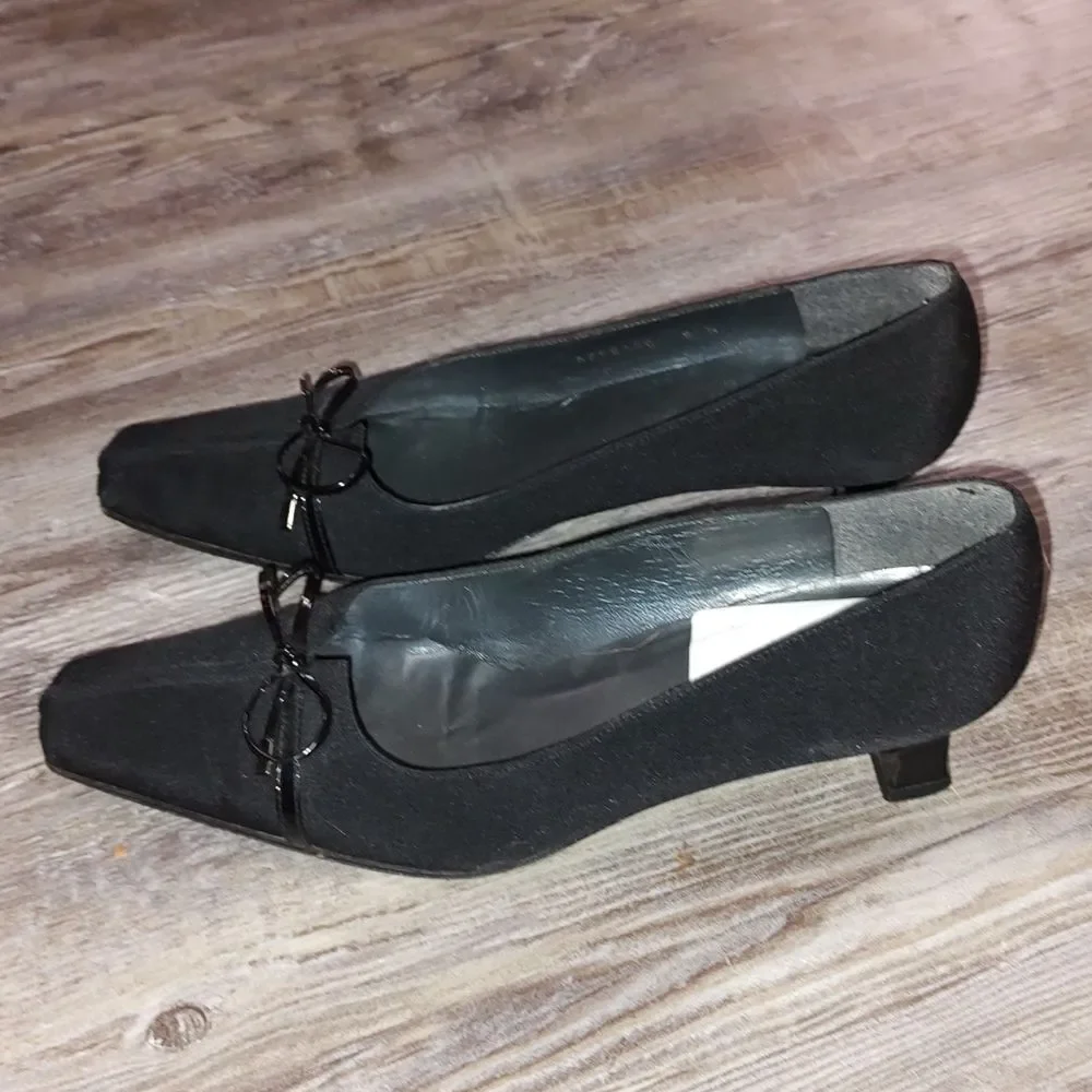 Stuart Weitzman Square Toe Kitten Heels  Sz 8N  Sz 8 narrow